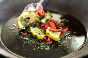 Zitrone und Chili in schwarzer Pfanne