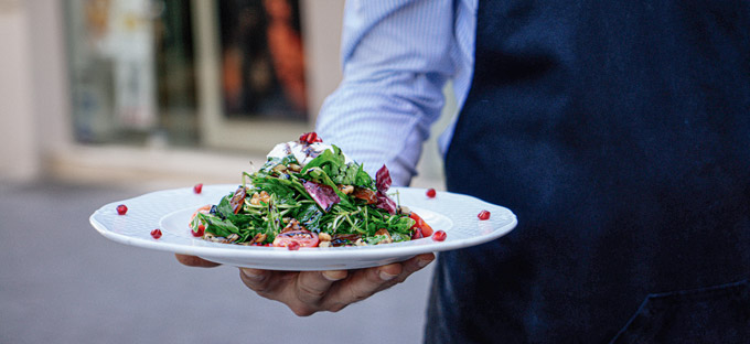 Salat als vollwertiges Essen begleitet wegen der Zutaten meist auch gehaltvoller Wein