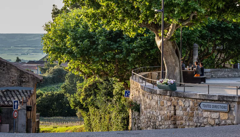 Die Provence bietet viele Plätze des Geniessens. Familie in [[reg || Gigondas]].