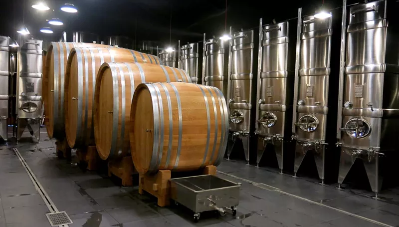 Verschiedene Sauvignon Weine werden hier bei [[win || Pellé]] an der Loire in unterschiedlichen Tanks und Fässern erzeugt