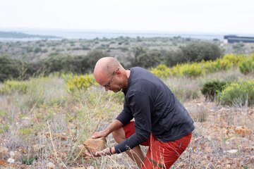 Der karge Boden des Corbières wechselt vom Schwemmland nahe dem Meer zu Schiefer in höheren Lagen in den Bergen. Fitou und Corbière liegen nebeneinander, daher erzeugt das Weingut Das des Caprices Weine aus beiden Lagen.