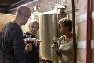 Pierre und Mireille Mann erzählen stundenlang Details aus dem Weinberg, hier vom Weinkeller. Wie und warum sie was machen und welche Folgen es auf den Wein hat. Warum sie so viele verschiedene Behälter für ihre Weine haben. Wir haben es danach noch lange mit den Weinen verglichen und blieben beeindruckt von diesem Weingut im Languedoc