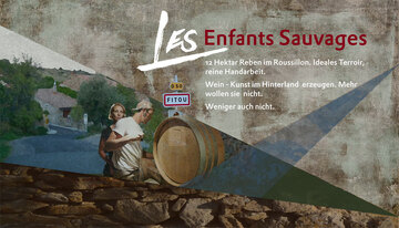 Zwei Personen an einem Holzfass, grafische Linien und das Ortsschild von Fitou