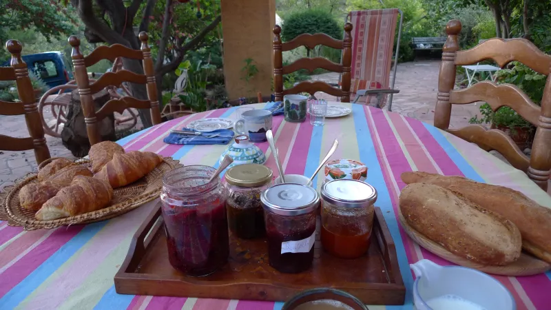 Auf der Terrasse der netten Schottin Joanna. Alle Marmeladen werden von ihr selbst gemacht. Und schmecken auch so.