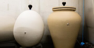 Beton und Terrakotta Eier vor einer Betonwand