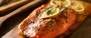 Gebratener Lachs auf einem Holzbrett