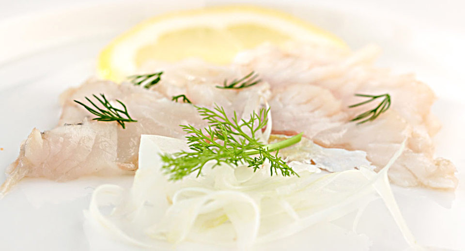 Zander, mariniert und hauchdünn. Ein Klassiker für einen Riesling