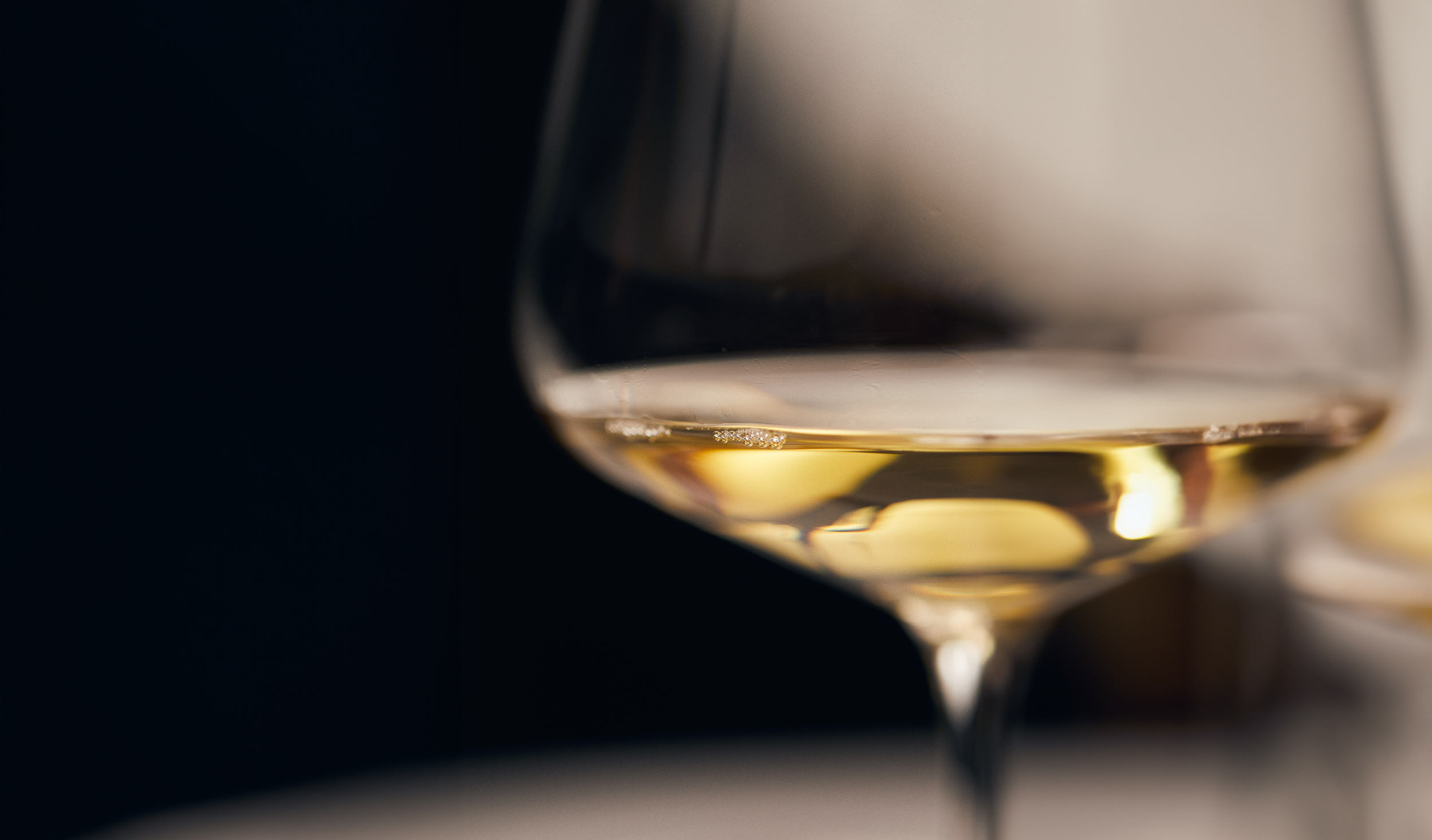 Weißwein von der Rhône ist meist von einer gewissen Würze