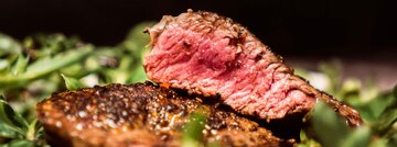 Die Garstufen des Steak laufen bei diesem Stück von rare ganz innen bis well done ganz aussen. Die Temperatur der Pfanne darf nicht zu hoch sein, damit dieser Verlauf erreicht wird.