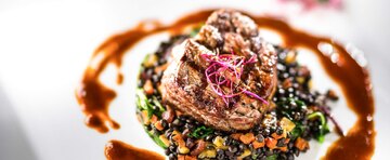 Steak auf Linsen und Gemüse mit einem Fond. Ein solches Essen ist weit komplexer als als Fleisch mit dezenter Beilage wie Gemüse oder Salat.