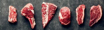 Die Schnitte liegen beim Metzger in der Theke aus. Die Stücke sind beim Metzger meist deutlich magerer, was den Geschmack reduziert. Die Tiere wachsen zu schnell.
