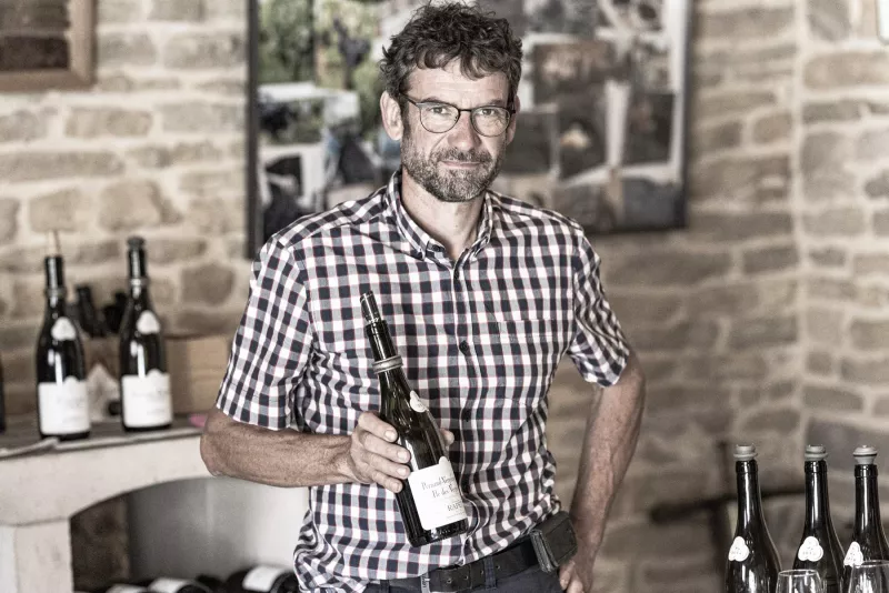Vincent Rapet bei einer Verkostung in seinem Weingut in Pernand Vergelesses im Burgund