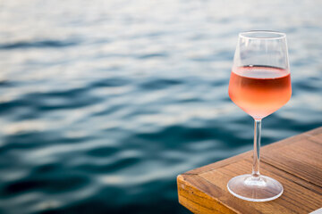Das Languedoc bietet eine enorme Fülle an Weinstilen. Der frische [[lex || Rosé]] von Weinbergen am Meer ist einer davon