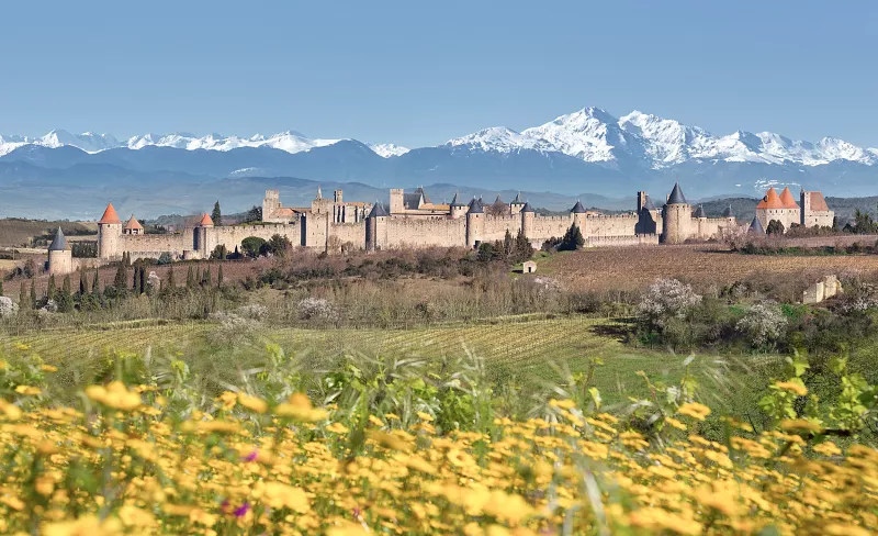 Carcassonne - das Symbol der Region. Im Hintergrund die Pyrenäen