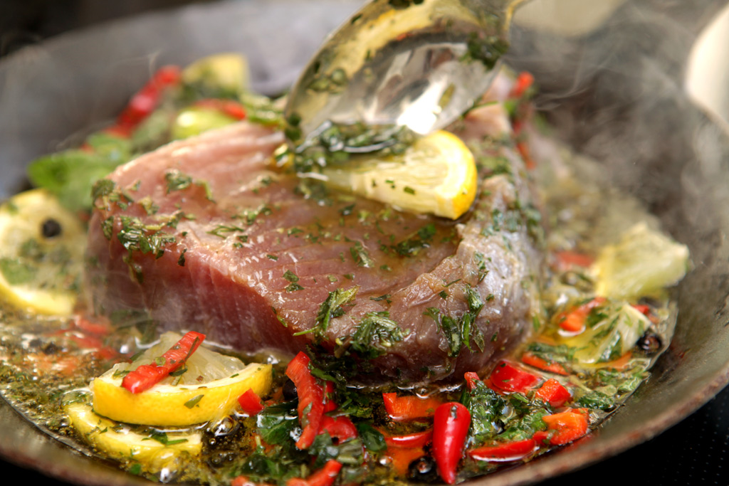 Thunfisch in der Pfanne mit fruchtig / scharfer Sauce