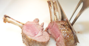 Wein zu rosa gegartem Fleisch sollte seidiger sein als ein Wein zu durchgegartem Fleisch