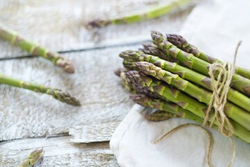 Grüner Spargel auf einem Tisch