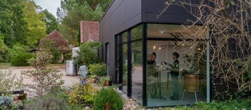 Der modern gestaltete Raum für Degustationen auf dem Château Montplaisir