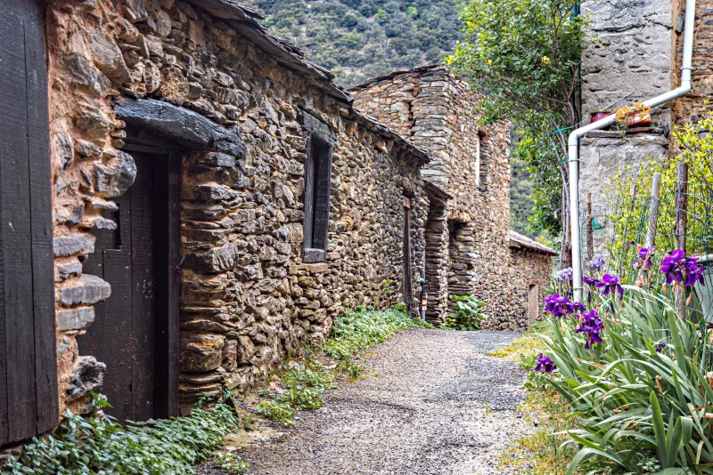 Ein Dorf, gebaut aus dem lokalen Material: [[lex || Schiefer]] im [[reg || Roussillon]]