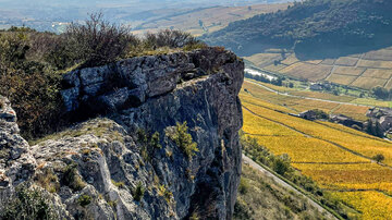 Felsen von Solutré Felsen von Solutré (Roche de Solutré) in der Region Macon, Pouilly und Vergisson. Weinberge des Mâconnais.