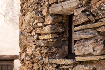 Die Schieferböden von Faugères sind das Ergebnis eines langen geologischen Prozesses. Vor etwa 350 Millionen Jahren entstanden sie aus sandig-tonigen Meeresablagerungen, die unter immensem Druck und hohen Temperaturen zu Schiefer und Sandstein umgewandelt wurden.