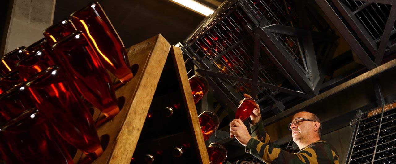 Rüttelpult für Crémant Flaschen im Burgund.